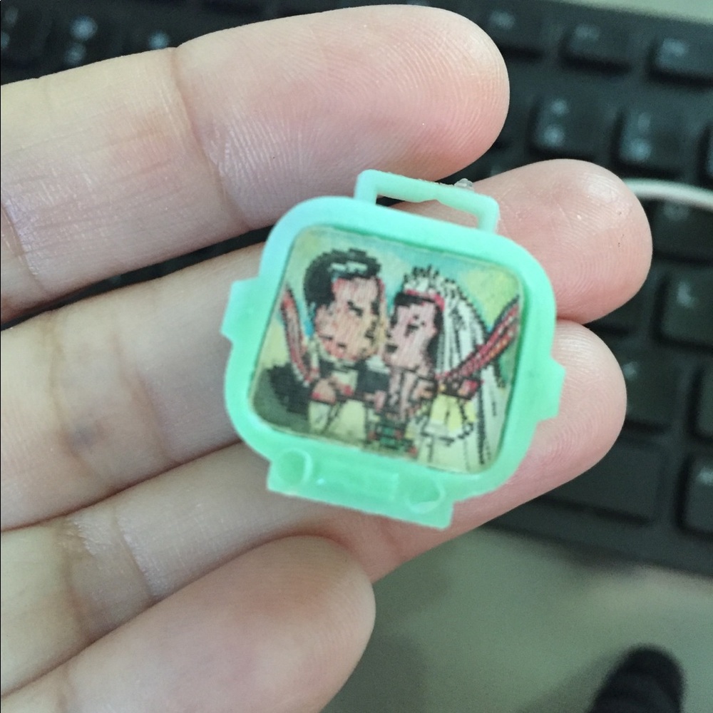 VINTAGE Lenticular TOY dollhouse plastic TV wedding kiss LOVE